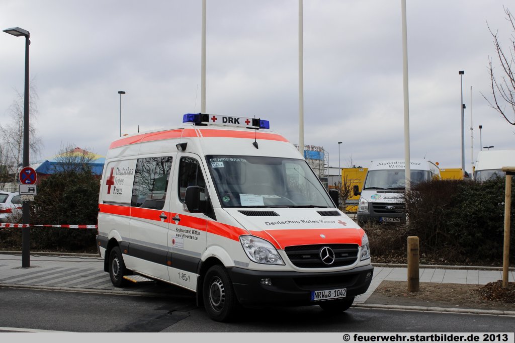 KTW (1/85/1) des DRK Witten.
Aufgenommen bei einem Stra�enfest in Witten, 17.3.2013.