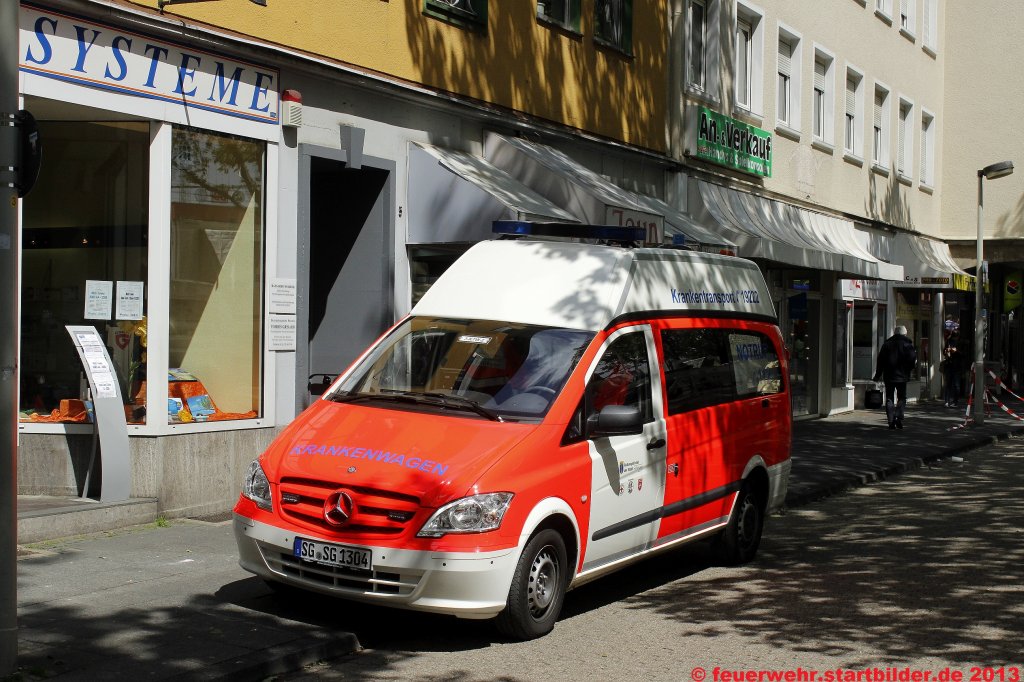 KTW (3-KTW-2) der Feuerwehr Solingen.
Aufgenommen in Solingen Ohligs,25.5.2013.