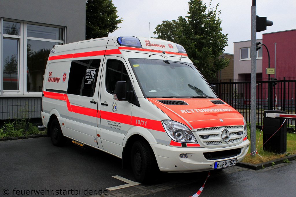 KTW 5 der Johanniter Essen.
Der KTW tr�gt die Nummer 10/71.
Aufgenommen beim Tdot der BF Essen, 26.8.2012.