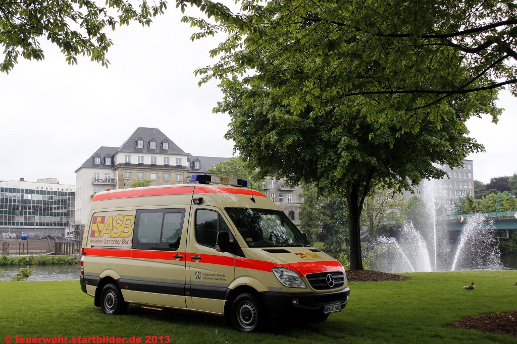 KTW (83/85/01) des ASB Essen.
Aufenommen beim Tag der Hilfsorganisationen am 26.5.2013 in M�lheim.