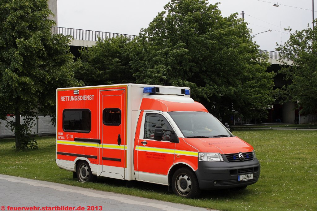 KTW (D 2762) des ASB D�sseldorf.
Aufgenommen beim Japantag in D�sseldorf, 25.5.2013.
