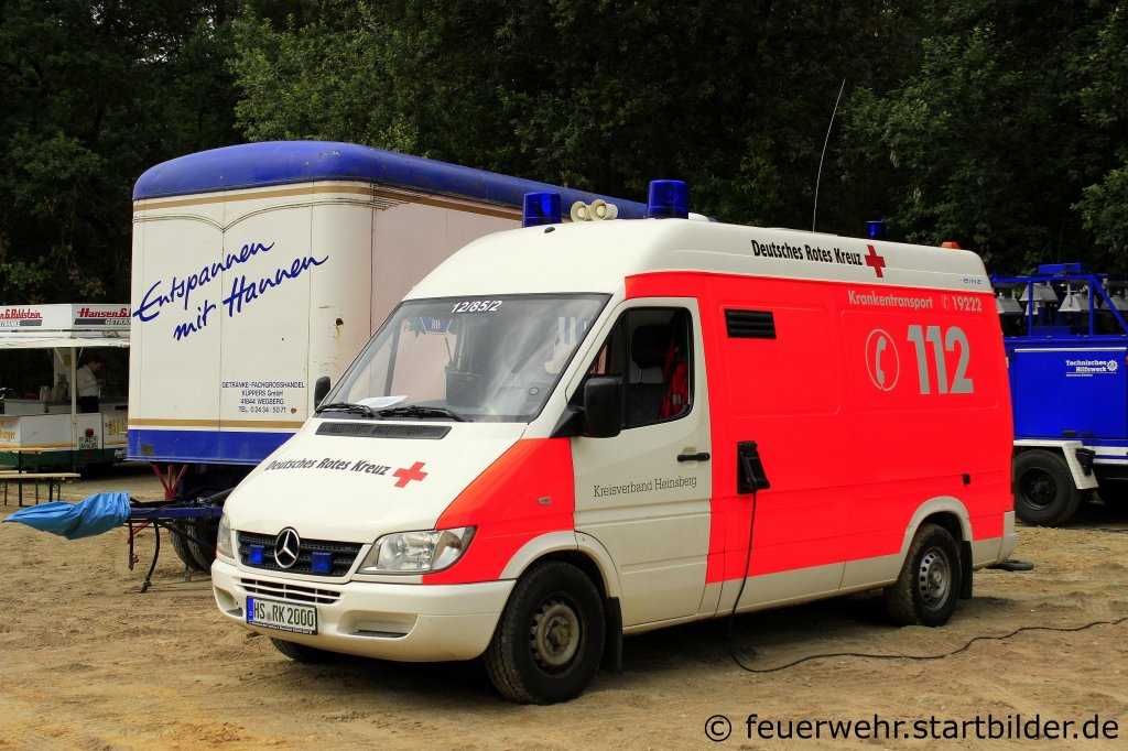 KTW (Florian Heinsberg 12/85/2) des DRK Erkelenz.
Aufgenommen beim Tag der Offenen T�r von Siemens in Wegberg.