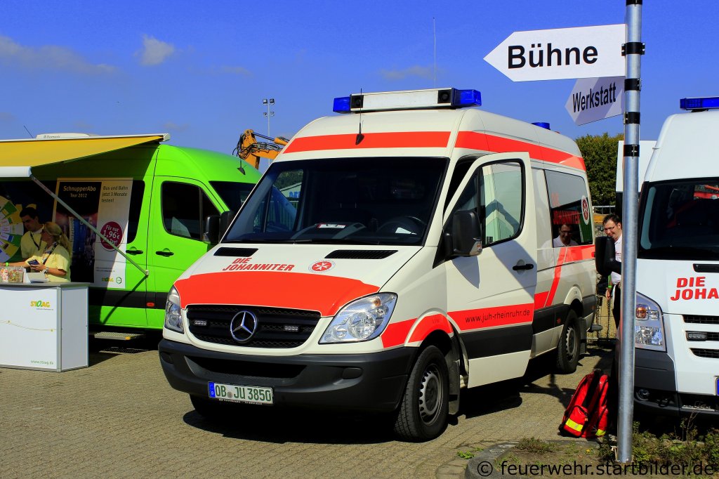 KTW (OB JU 3850) der Johanniter Oberhausen.
Aufgenommen beim Tdot der STOag in Oberhausen, 16.9.2012.