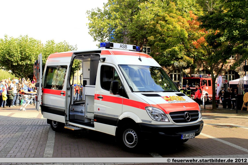 KTW (Sama Oberhausen 10/85/4) des ASB Oberhausen.
Aufgenommen beim Blaulichttag 2012 in Oberhausen,29.9.2012.