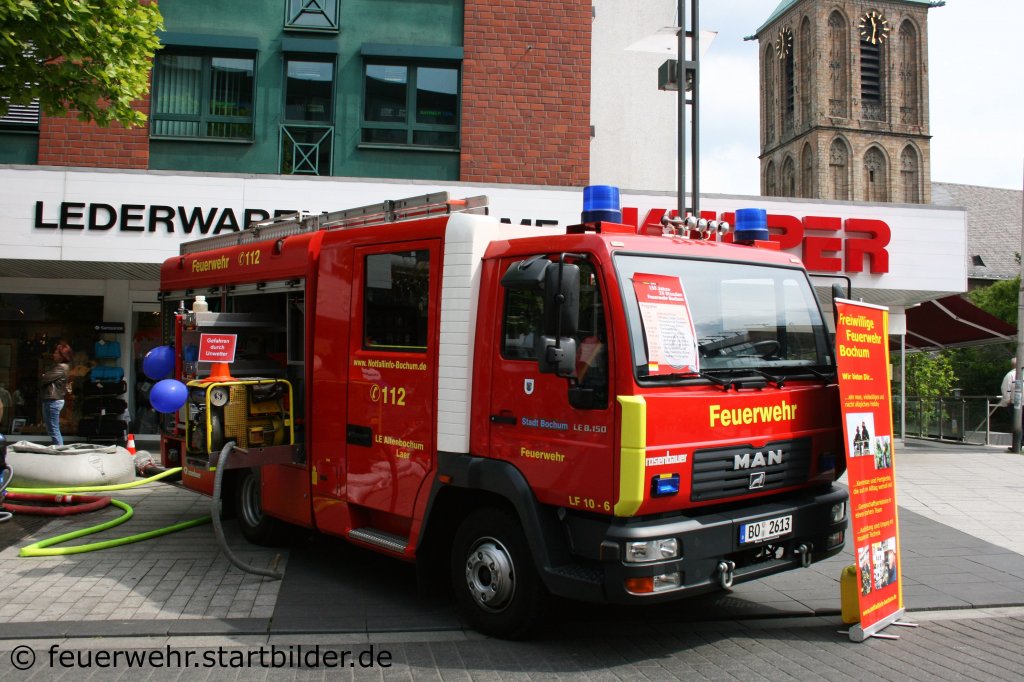 LF 10-6 (BO 2613) auf MAN LE 8.150 mit Rosenbauer Aufbau.
Das LF steht bei der LE Bochum Altenbochum Laer.
Aufgenommen in der Bochumer City am 28.5.2011.