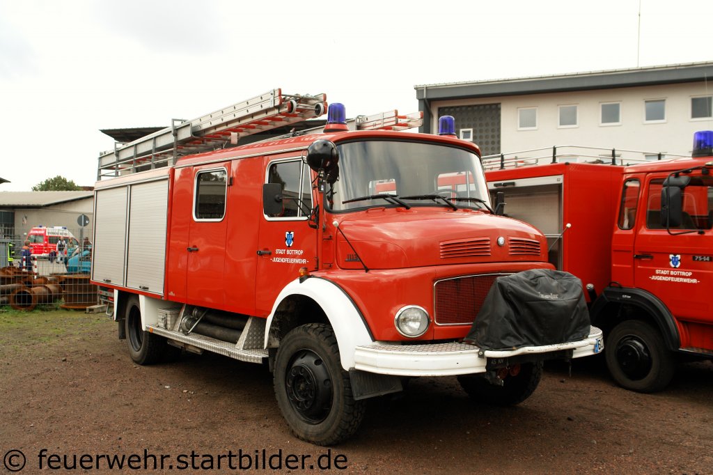 LF 16TS (Funk:19/45/1) der Feuerwehr Bottrop.
Das Fahrzeug wird von der Jugendfeuerwehr genutzt.
Aufgenommen am 18.9.2011 beim Tdo der FF Altstadt.