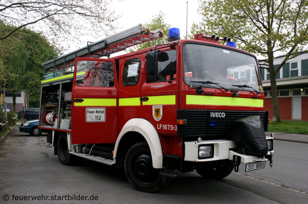 LF16TS (DO 8069) der Feuerwehr Dortmund LZ Dortmund Holzen
Aufgenommen beim Tag der Offenen T�r der Freiwilligen Feuerwehr Holzen am 8.5.2010.