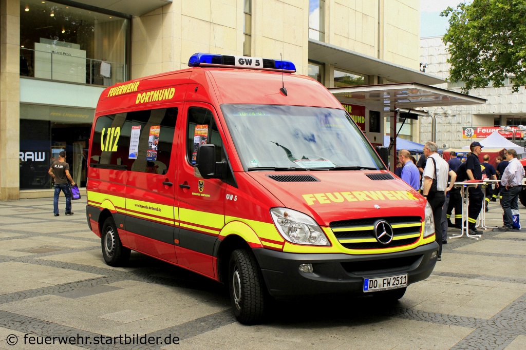 LKW (Florian Dortmund 10/74/01) der Feuerwehr Dortmund.
Aufgenommen beim Stadtfeuerwehrtag in Dortmund, 7.7.2012.