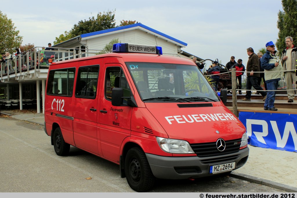 MTW (MZ 2694) der Feuerwehr Mainz.
Aufgenommen beim Jubil�um 50 Jahre LFV-Rheinland-Pfalz in Mainz,6.10.2012.