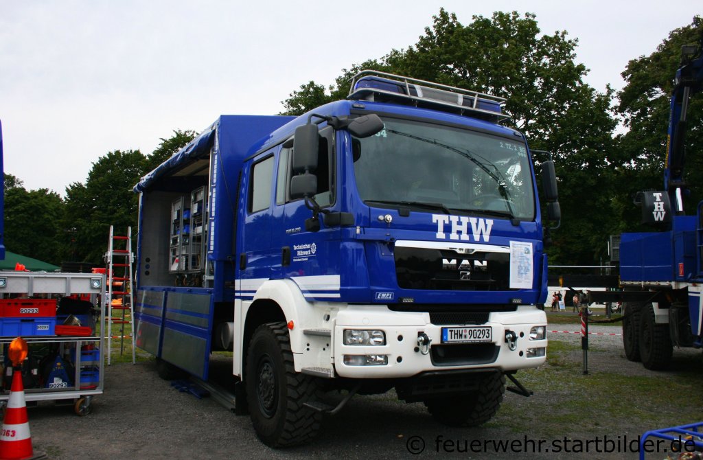 MzKW (MehrzweckKW) vom THW Krefeld mit Empl Aufbau.
(Funk:Heros Krefeld 28/54).
Aufgenommen beim Blaulichtag in Krefeld am 10.7.2011.