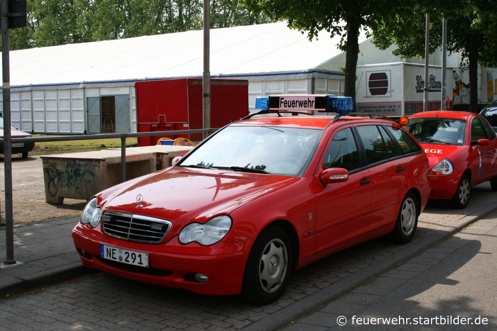 PKW (NE 291) auf Mercedes Benz E Klasse
Aufgenommen in Grevenbroich am 30.4.2011.