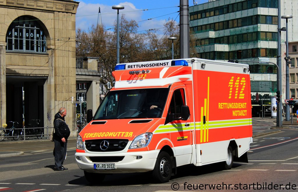 RTW (1/83/02) der Feuerwehr Krefeld.