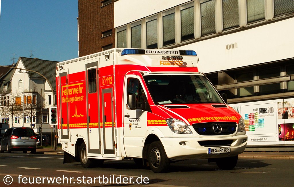 RTW (7/83/1) der Feuerwehr Moers.
Aufgenommen im Moers am 22.10.2011.