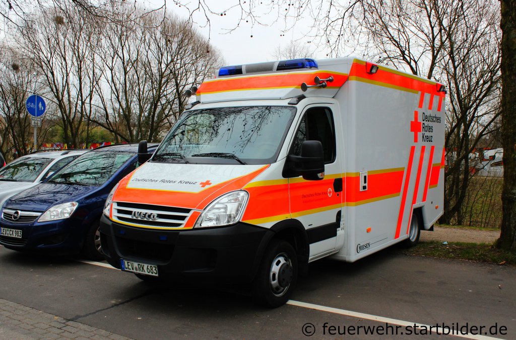 RTW des DRK OV Leverkusen.
RTW von Iveco sind recht selten in Deutschland anzutreffen.
Das Fahrzeug hat einen aufbau von Miesen.
Aufgenommen an der Bayarena in Leverkusen am 3.3.2012.
