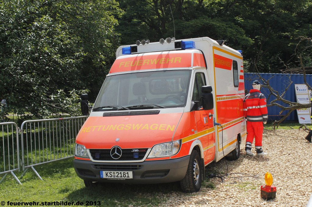 RTW (KS 2181) der Feuerwehr Kassel.
Aufgenommen beim Hessentag 2013 in Kassel.