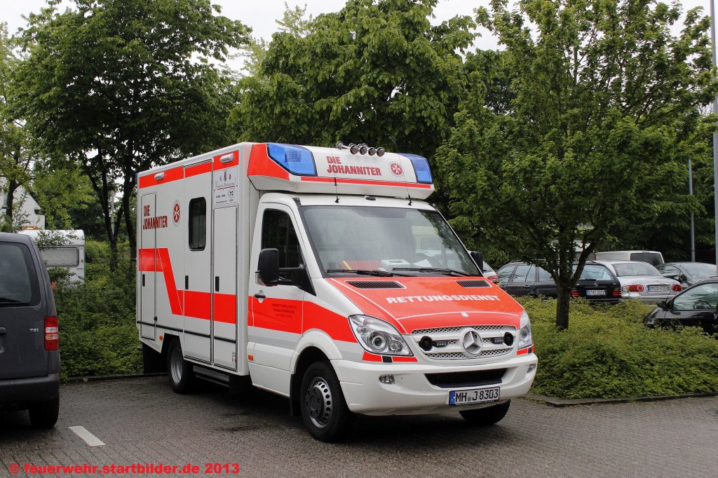 RTW (MH J 8303) der Johanniter M�lheim/Ruhr.
Aufgenommen beim Tag der Hilfsorganisationen am 26.5.2013 in M�lheim.