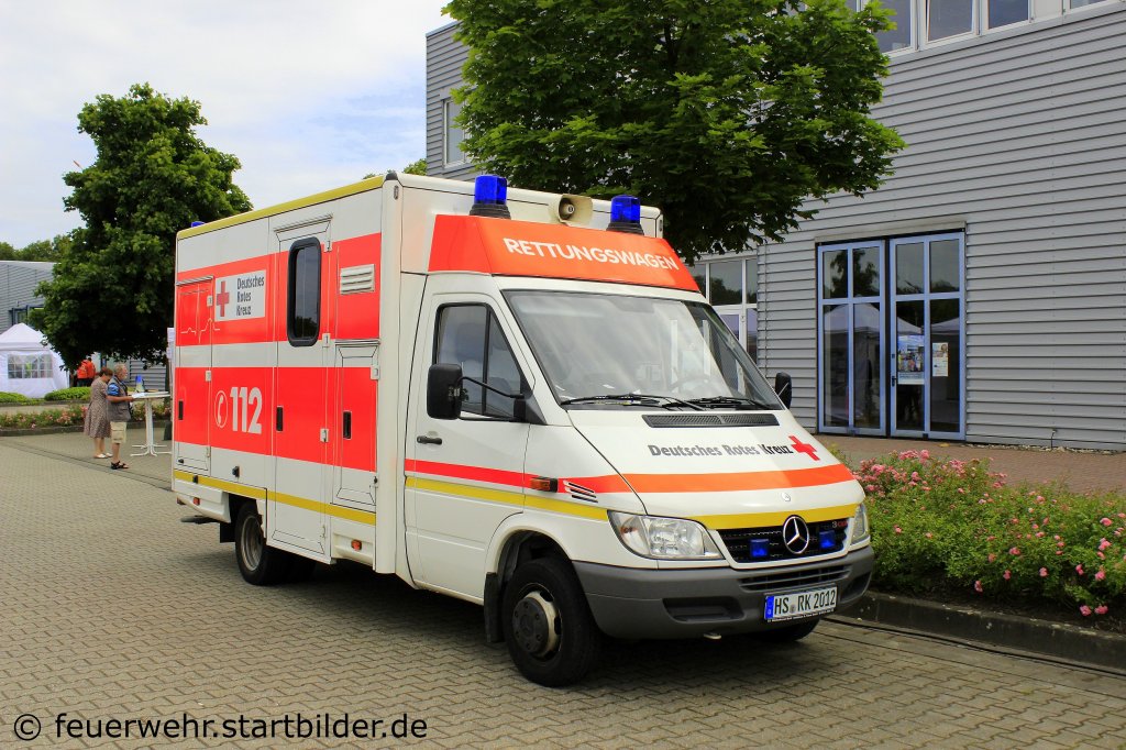 RTW (RotKreuz Heinsberg 12/83/3) der 2 Einheit des DRK Heinsberg.
Aufgenommen beim Tag der Offenen T�r von Siemens in Wegberg.