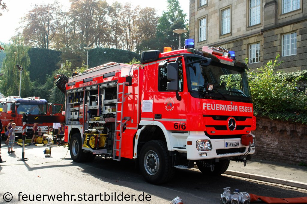 RW-2 von der Feuerwehr Essen.
Das Fahrzeug hat einen Heckladekran.
Stationiert ist der RW auf der Wache 1 in Essen.
Aufgenommen beim NRW Tag 2011 in Bonn.