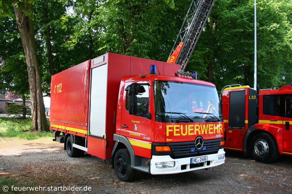 SW 2000 (NE 2480) auf MB Atego der Feuerwehr Grevenbroich.
Aufgenommen in Grevenbroich am 30.4.2011.