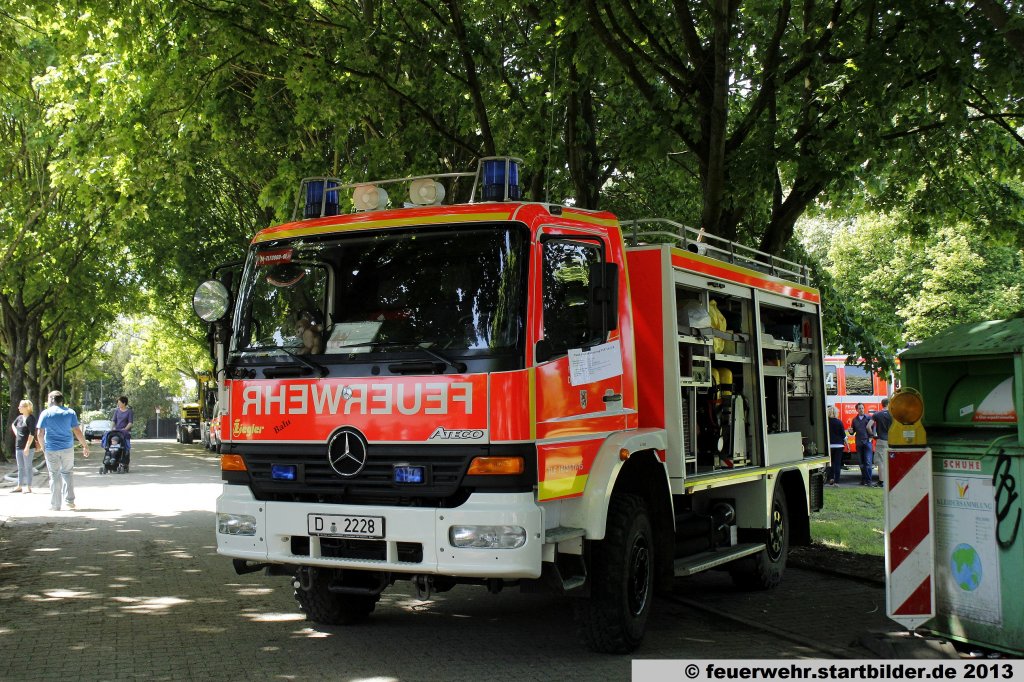 TLF 16/24 (Florian D�sseldorf 14/21/1) des LZ D�sseldorf Wittlaer.
Das Fahrzeug ist Baujahr 2000.
Aufgenommen beim Feuerwehrfest 20 Jahre JF Wittlaer, 19.5.2013.
