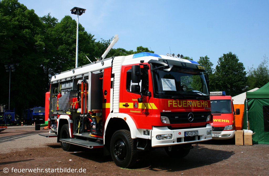 TLF 16/24 Tr (NE GV 262) (Funk:2/21/6) auf MB Atego mit Rosenbauer Aufbau.
Aufgenommen in Grevenbroich am 30.4.2011.