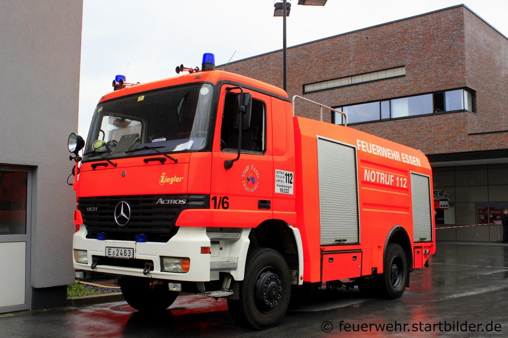 TLF 24/50 (Florian Essen 9-TLF-01).
Das Fahrzeug ist auf der Wache Essen R�ttenscheid Stationiert.
Aufgenommen beim Tdot der BF Essen, 26.8.2012.
