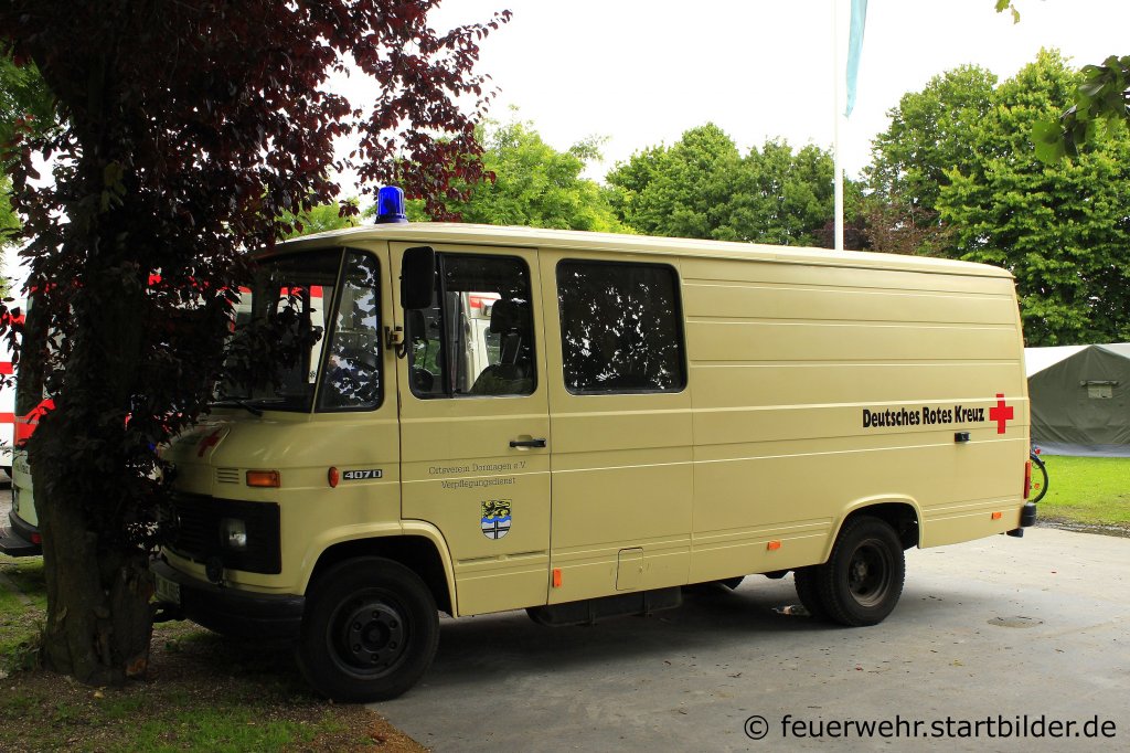 Transportfahrzeug (ME RK 6595) des DRK Dormagen.
Aufgenommen bei einer Kirmes in Dormagen.