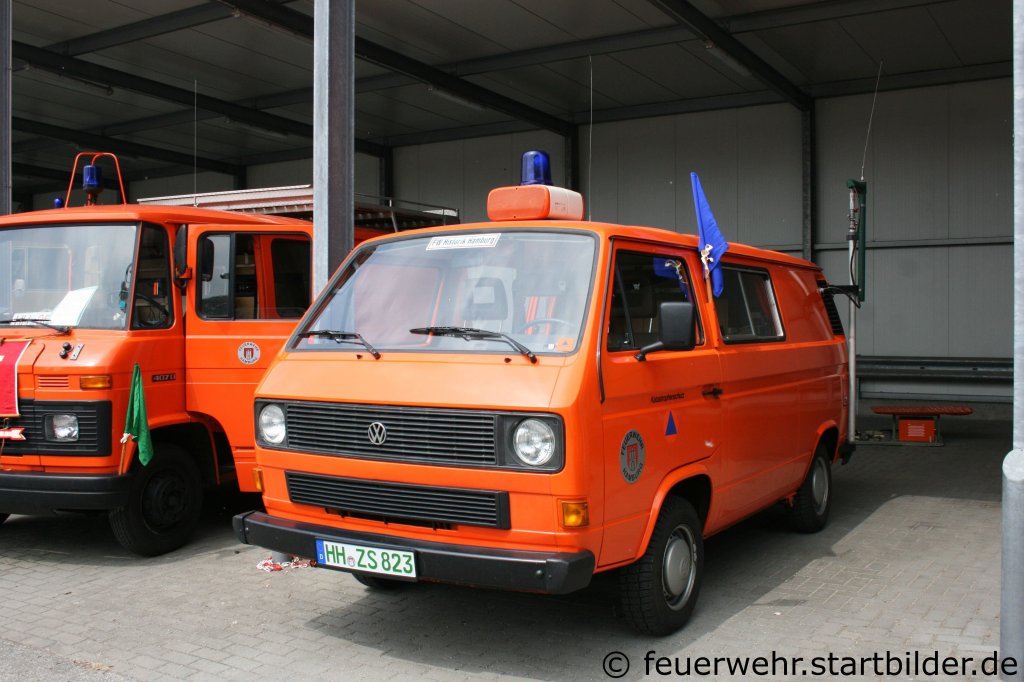 VW T3 (HH ZS 823) der Feuerwehr Hamburg Kats.
Das Fahrzeug geh�rt der Feuerwehr Historik Hamburg.
Aufgenommen beim Tag der offenen T�r der Feuerwehrschule Hamburg am 21.5.2011
