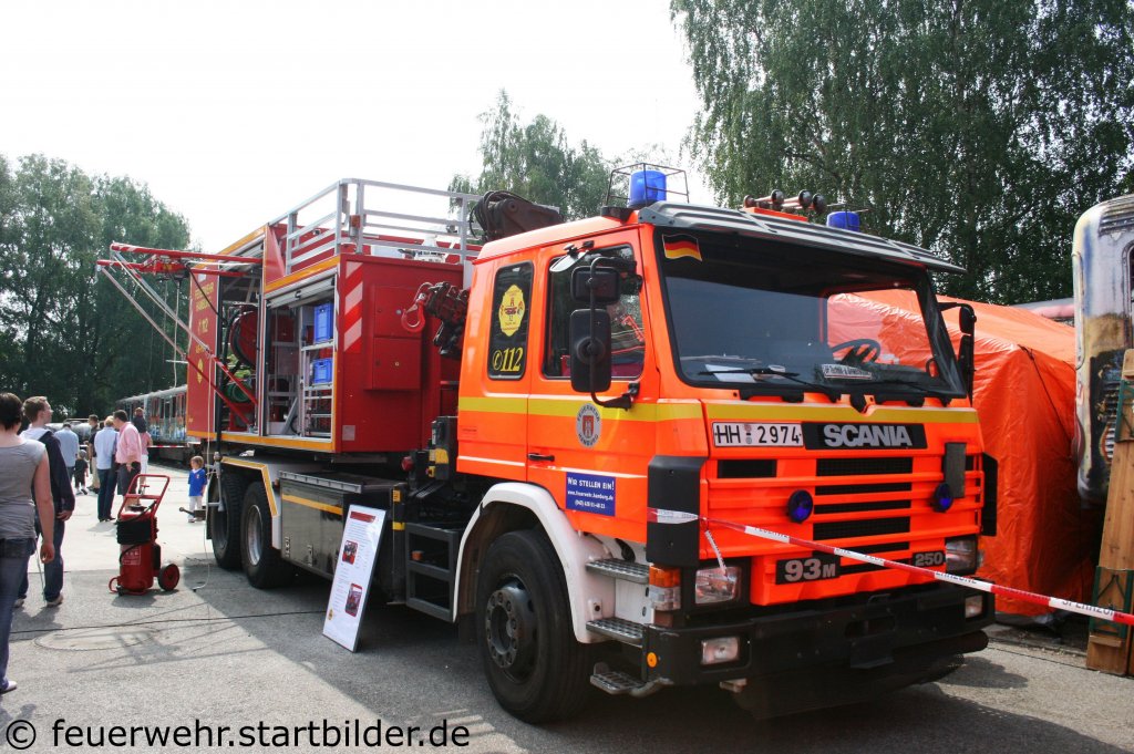 WLF (HH 2974) der Feuerwehr Hamburg.
Das Fahrzeug ist auf Scania P 93 M 6x2 Aufgebau.
Der Aufbau kommt von Meiller.
Das Fahrzeug ist Baujahr 1995.
