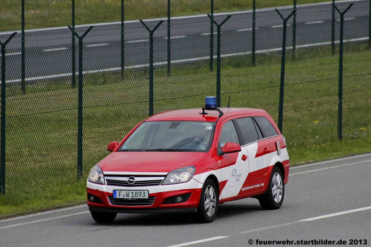 Dienstfahrzeug (80/7) der Flughafenfeuerwehr Frankfurt.