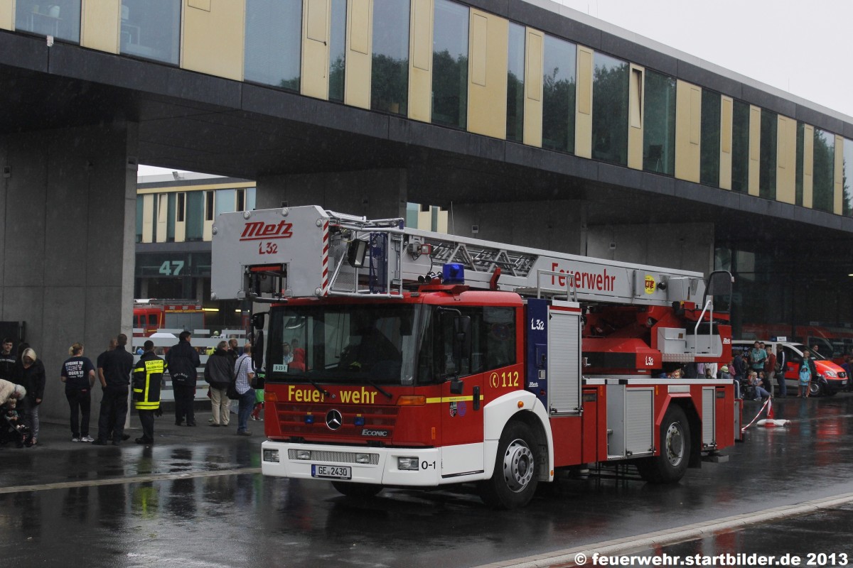 DLK 23-12 von der Feuerwehr Gelsenkirchen.
Die Drehleiter wurde von Metz aufgebaut.
Der Funkname ist 0/33/1.