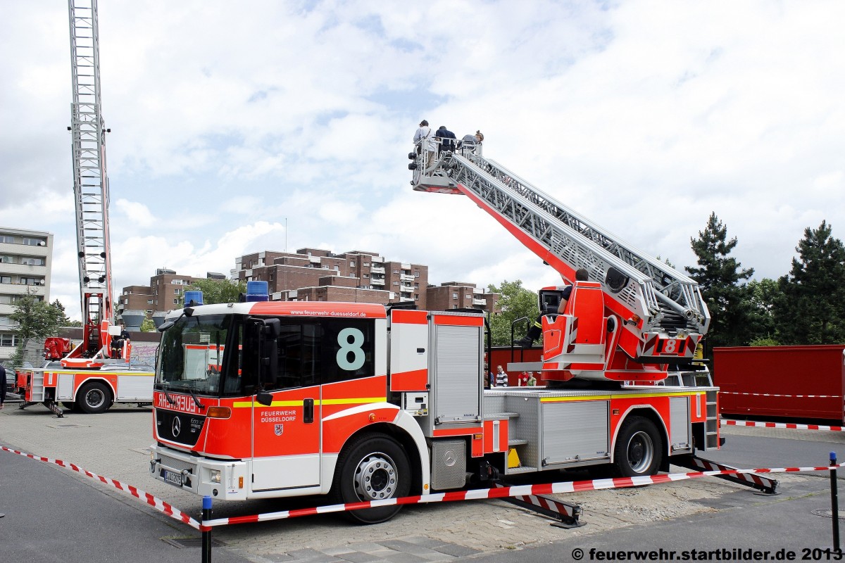 DLK 23/12 der Feuer und Rettungswache D�sseldorf Gerresheim.