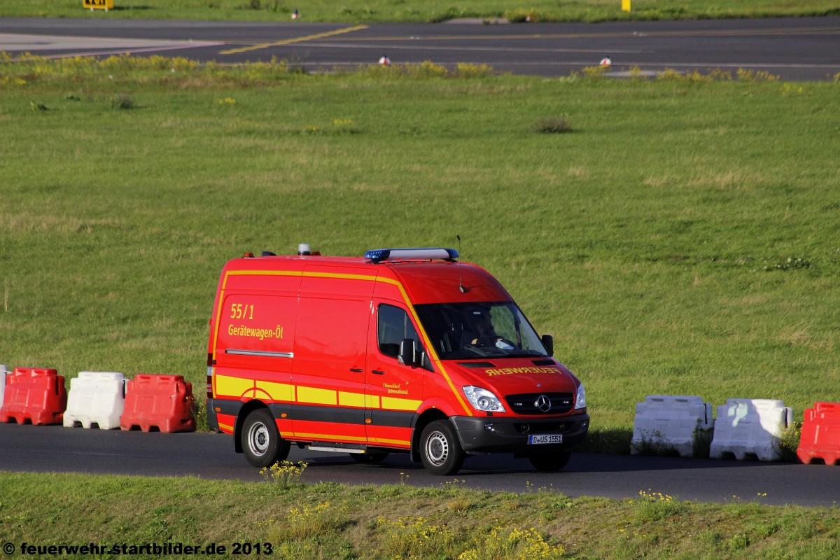 GW-�l 55/1 der Flughafenfeuerwehr D�sseldorf.
Das Bild wurde am 19.10.2013 an Flughafen D�sseldorf gemacht.