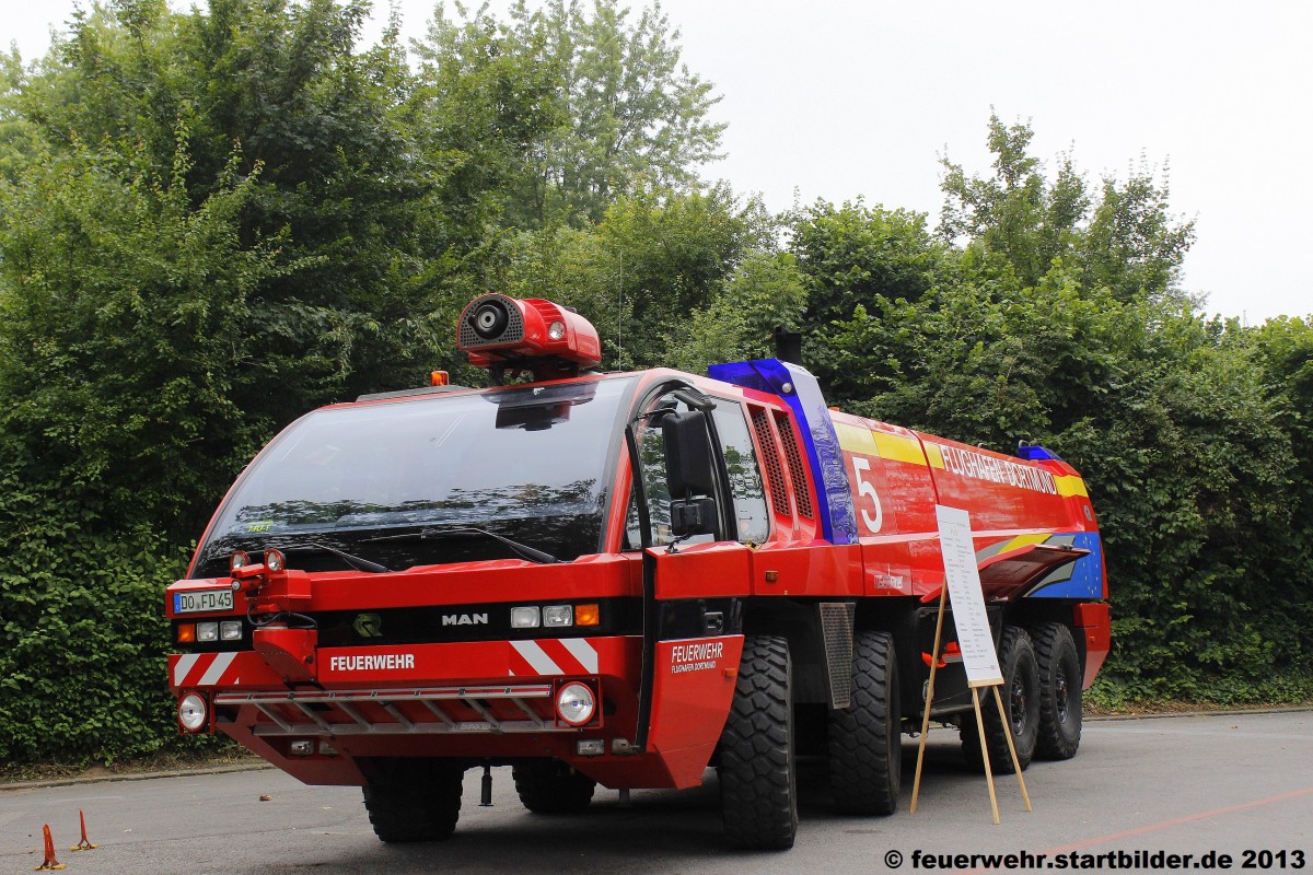 Löschfahrzeug (7-FLF-1) der Flughafenfeuerwehr Dortmund.
Aufgenommen am 14.7.2013 in Dortmund