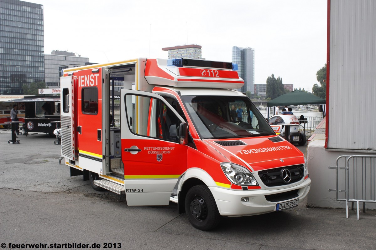 RTW 34 der Feuerwehr Düsseldorf.
Das Fahrzeug wurde von Fahrtec Ausgebaut.
