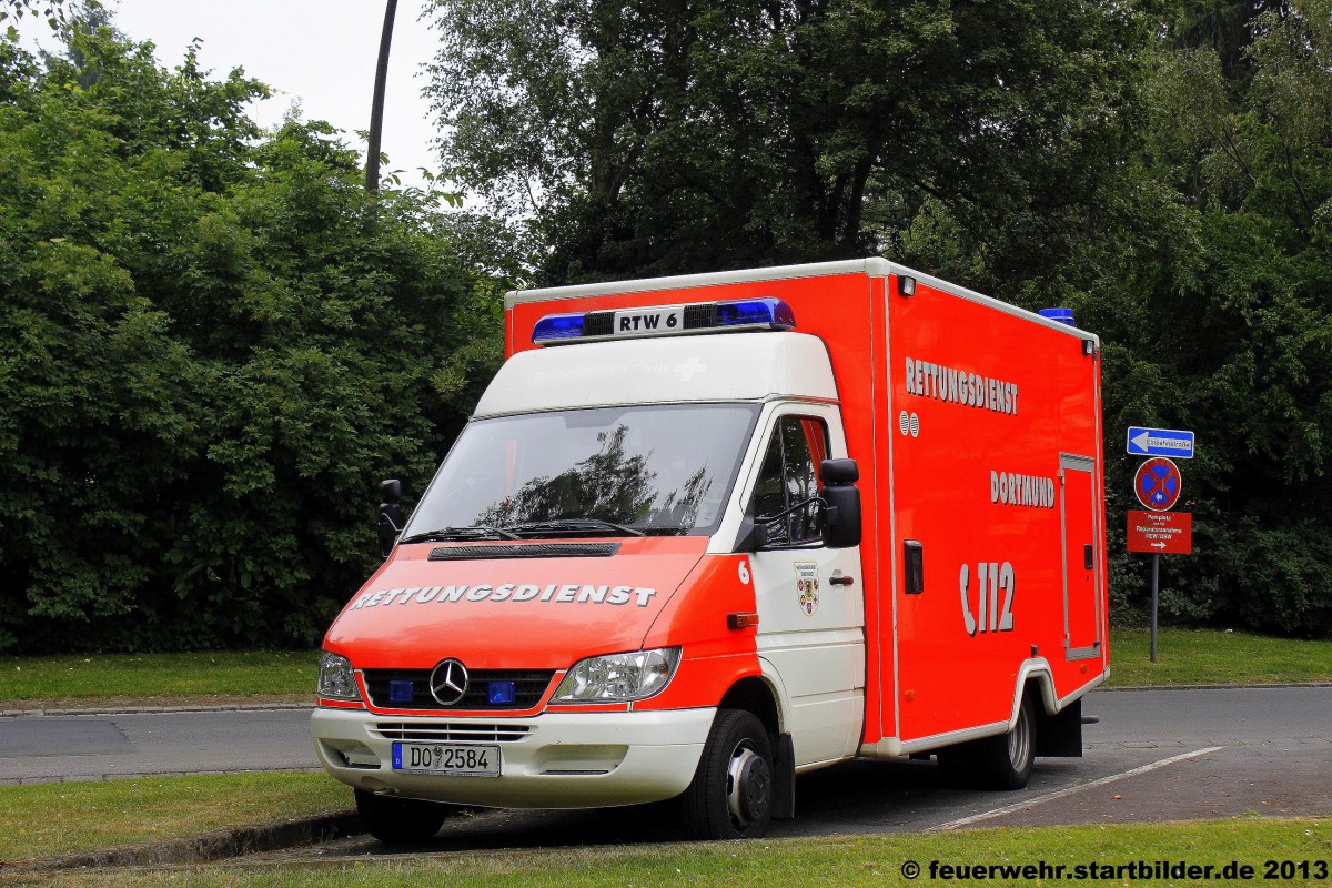 RTW 6 der Feuerwehr Dortmund.
Aufgenommen am 14.7.2013 in Dortmund.
