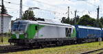 SETG - Salzburger Eisenbahn TransportLogistik GmbH, Salzburg [A] mit der geleasten ELL Vectron Dual Lok  248 065  [NVR-Nummer: 90 80 2248 065-5 D-ELOC] und einem Schüttgut-Containerzug für Holzhackschnitzel am 03.06.25 Höhe Bahnhof Stendal Hbf.