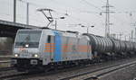 HSL mit der Railpool-Lok 185 687-1 und Kesselwagenzug am 06.12.16 Durchfahrt Bf. Flughafen Berlin-Schönefeld.