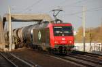 Am Abend auf dem R�ckweg Richtung Innenstadt, ITL Lok 145 084-0 (91 80 6145 084-0 D-ITL) mit Kesselwagenzug, 11.04.11 Berlin-Pankow.